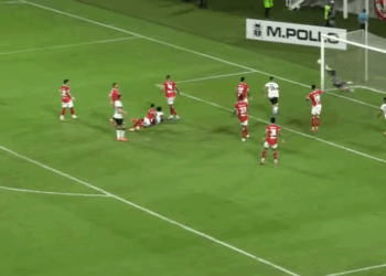 Gol de Wagner Balotelli decide partida e Santa Cruz volta a Série C. Foto: Reprodução: YouTube/Metropoles