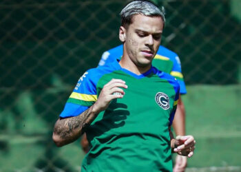 Náutico avança em negociação por meia Vitinho, do Goiás