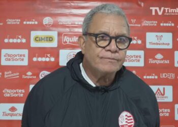 Hélio dos Anjos valoriza vitória do Náutico, mas detona arbitragem e gramado sintético