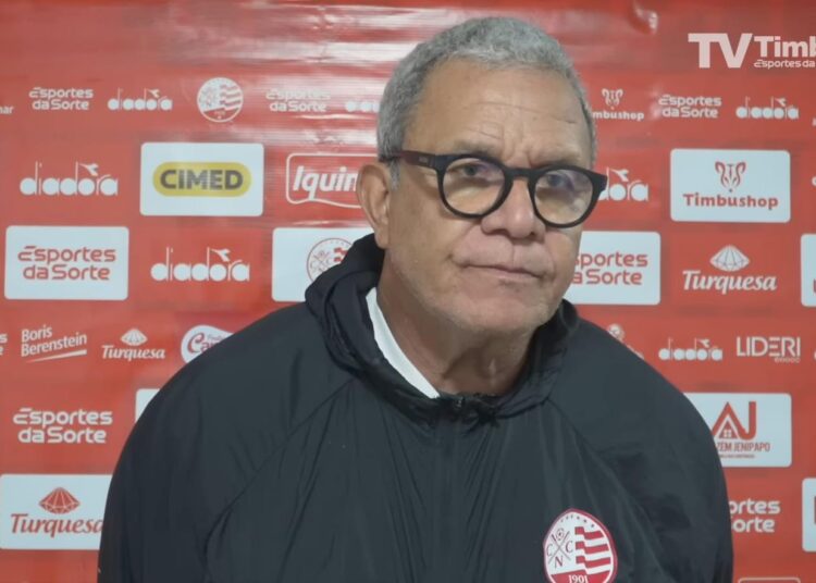 Hélio dos Anjos valoriza vitória do Náutico, mas detona arbitragem e gramado sintético