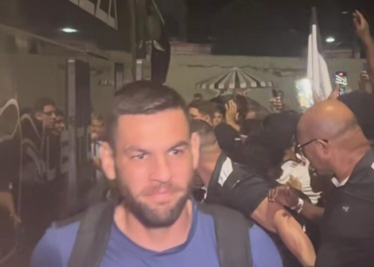 Após garantir acesso à Série C, elenco do Santa Cruz é recebido com festa pela torcida no Arruda