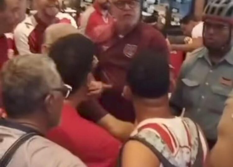 Protesto no aeroporto marca embarque do Náutico rumo a Campinas