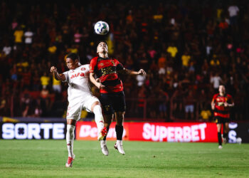 Sport encara o Internacional em Porto Alegre. Foto: Paulo Paiva/Sport