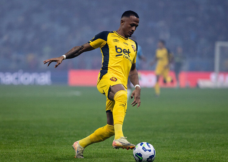 Léo Pereira foi afastado do elenco Rubro-negro. Foto: Paulo Paiva/Sport