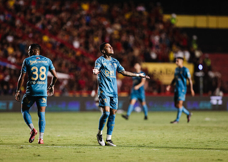 Sport tenta mais uma vitória jogando na Ilha do Retiro, dessa vez contra o Fluminense. Foto: Paulo Paiva