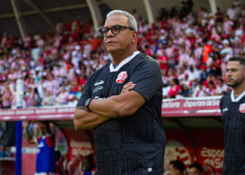 Hélio dos Anjos condiciona permanência no Náutico à continuidade do atual presidente