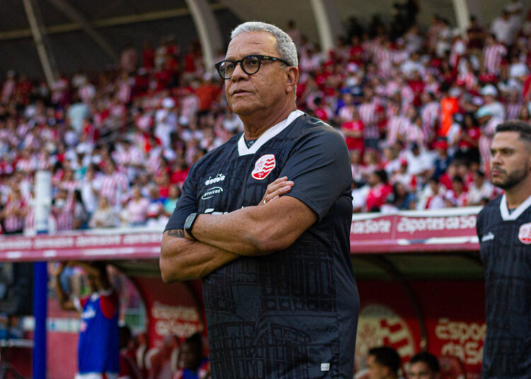 Hélio dos Anjos condiciona permanência no Náutico à continuidade do atual presidente