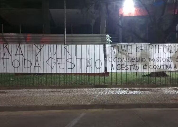 Torcida do Sport realiza protesto na Ilha do Retiro contra Conselho, elenco e gestão
