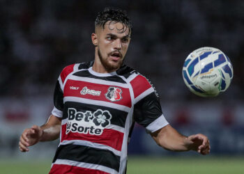 Santa Cruz negocia empréstimo do meia João Pedro ao Brusque