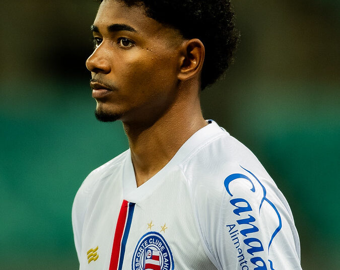 Santa Cruz se aproxima da contratação do atacante Vitinho, que pertence ao Bahia