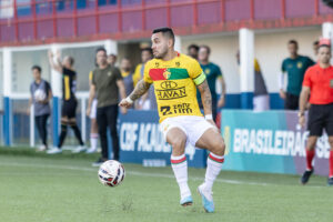 Alex Ruan chega para reforçar a lateral esquerda do Santa Cruz. Foto: Lucas Gabriel Cardoso/Brusque FC