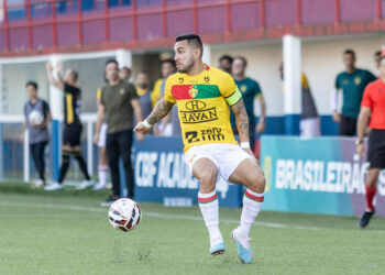 Alex Ruan chega para reforçar a lateral esquerda do Santa Cruz. Foto: Lucas Gabriel Cardoso/Brusque FC