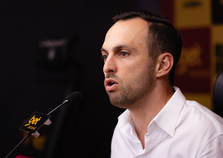 Diretor do Sport fala sobre negociação de Riquelme com o Botafogo: “Top 10 do Nordeste”