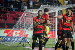 Léo Pereira é um dos destaques ofensivos do Leão contra o Flamengo. Foto: Paulo Paiva/ Sport