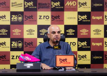 Yuri Romão assina carta de renuncia como presidente do Sport. Foto: Paulo Paiva