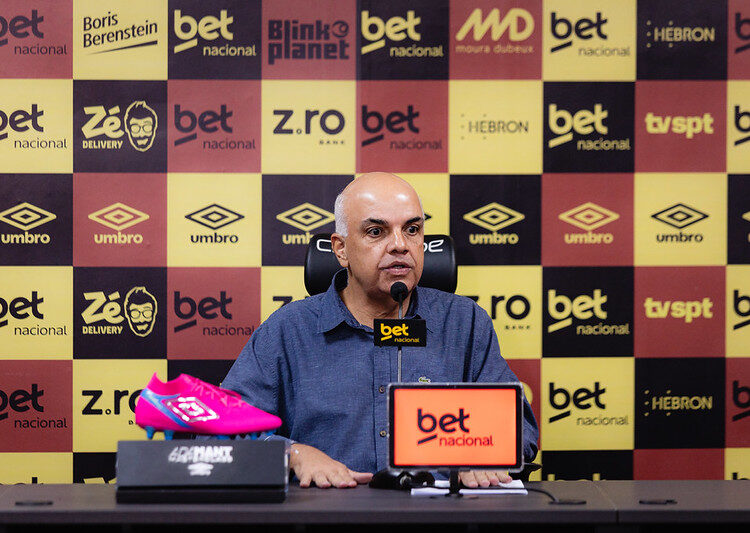 Yuri Romão assina carta de renuncia como presidente do Sport. Foto: Paulo Paiva