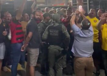 Reunião do Conselho Deliberativo do Sport é marcada por protesto da torcida contra Yuri Romão