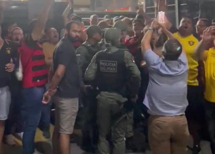 Reunião do Conselho Deliberativo do Sport é marcada por protesto da torcida contra Yuri Romão