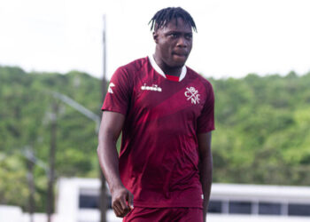 Samuel Otusanya explica atraso e se reapresenta ao Náutico