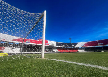 Santa Cruz confirma amistoso contra o Defensa y Justicia, no Arruda, com portões fechados