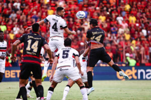 Sport e Santa Cruz disputam o Clássico das Multidões na Ilha do Retiro. Foto: Paulo Paiva/Sport