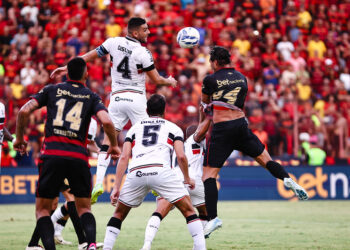 Sport e Santa Cruz disputam o Clássico das Multidões na Ilha do Retiro. Foto: Paulo Paiva/Sport