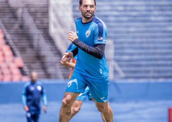 Gilberto pede desculpas à torcida do Santa Cruz durante apresentação no Londrina