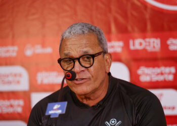 Após goleada, Hélio dos Anjos elogia atuação do Náutico e critica arbitragem