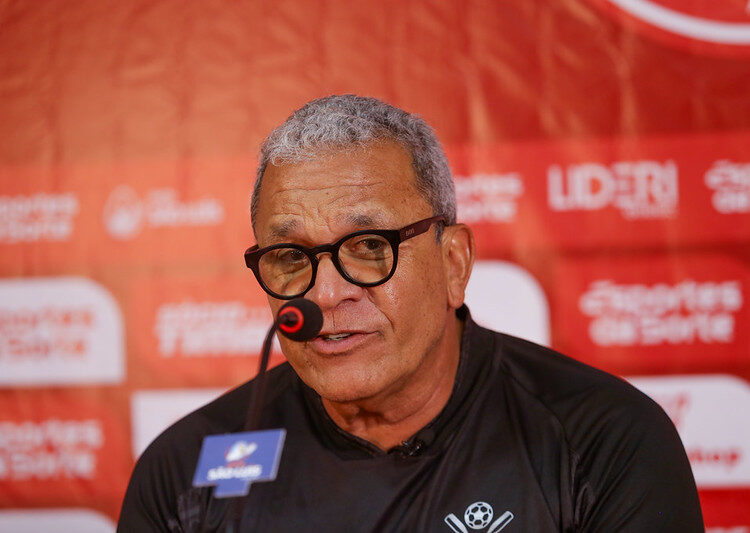 Após goleada, Hélio dos Anjos elogia atuação do Náutico e critica arbitragem