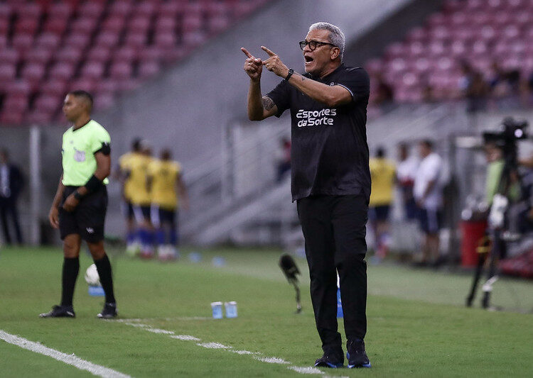Náutico: Hélio dos Anjos comenta sobre adaptação do elenco e projeta clássico contra o Santa Cruz