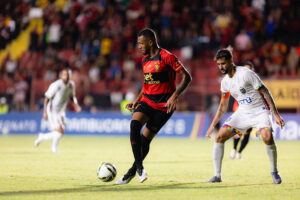 Gustavo Coutinho marcou gol importante para o Sport contra o Vitória. Foto: Paulo Paiva/Sport