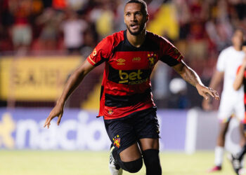 Gustavo Coutinho marcou gol importante para o Sport contra o Vitória. Foto: Paulo Paiva/Sport