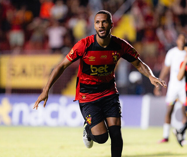 Gustavo Coutinho marcou gol importante para o Sport contra o Vitória. Foto: Paulo Paiva/Sport