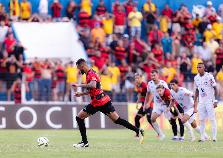 Gustavo Coutinho faz gol fundamental para o Sport. Foto: Paulo Paiva/Sport