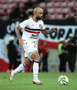 Patrick Allan é o destaque do Santa Cruz contra o Maguary em Bonito. Foto: Savyo Miguel