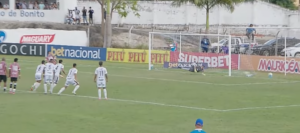 Renato marca o gol de empate do Santa Cruz contra o Maguary. 