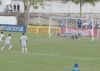 Renato marca o gol de empate do Santa Cruz contra o Maguary.