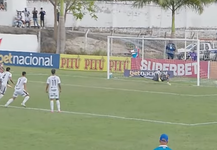Renato marca o gol de empate do Santa Cruz contra o Maguary.
