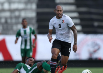 Quirino é uma das esperanças de gol do Santa Cruz contra o Vitória. Foto: Evelyn Victória/Santa Cruz