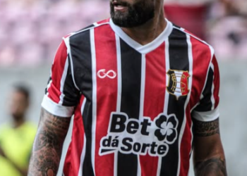 Patrick Allan é uma das esperanças do Santa Cruz contra o Jaguar no Arruda. Foto: Evelyn Victória/SCFC