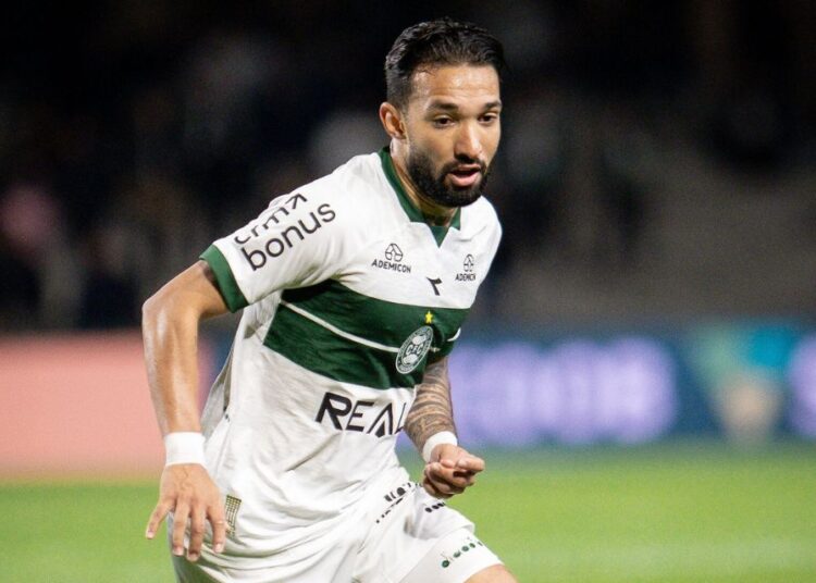 Sport encaminha contratação do atacante Clayson, ex-Coritiba