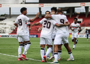 Com amplo domínio, Santa Cruz goleia o Jaguar e se reabilita no Pernambucano