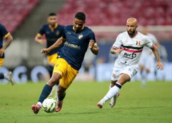 Com um jogador a mais, Retrô supera o Santa Cruz na Arena de Pernambuco