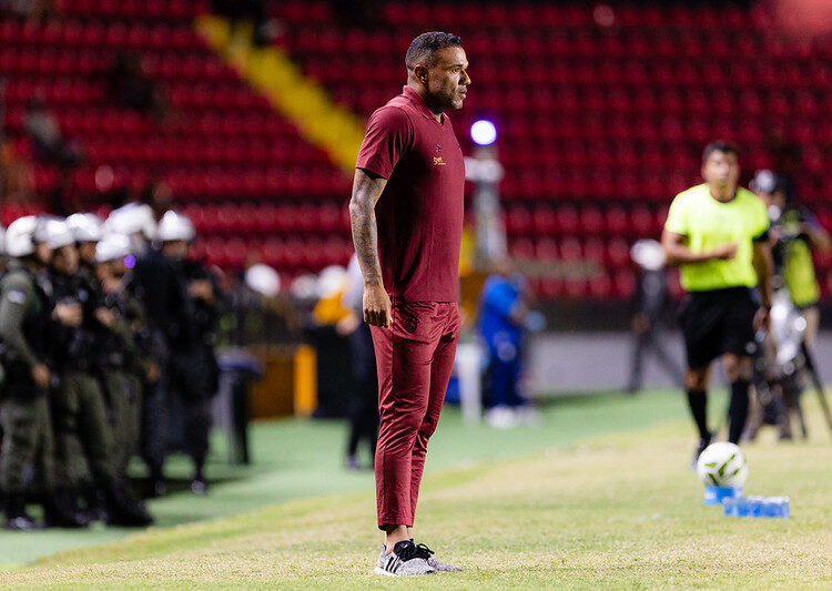 Roger Silva celebra estreia com vitória no Sport: “Uma noite muito especial”