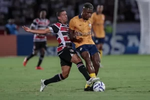 Santa Cruz encara o Retrô na Arena de Pernambuco. Foto: Rafael Vieira/FPF