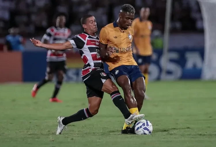 Santa Cruz encara o Retrô na Arena de Pernambuco. Foto: Rafael Vieira/FPF