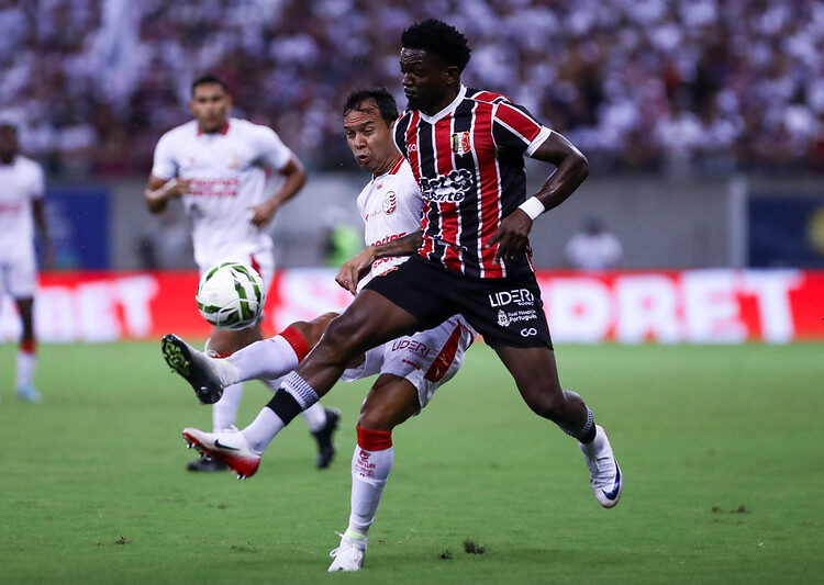 Santa Cruz e Náutico fazem duelo pela semifinal do Pernambucano. Foto: Rafael Vieira/CNC