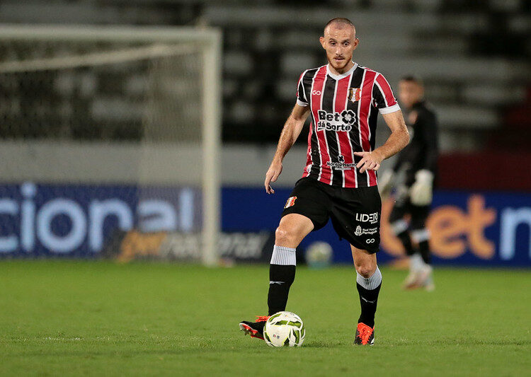 Santa Cruz atualiza situação de Ianson após choque de cabeça no clássico