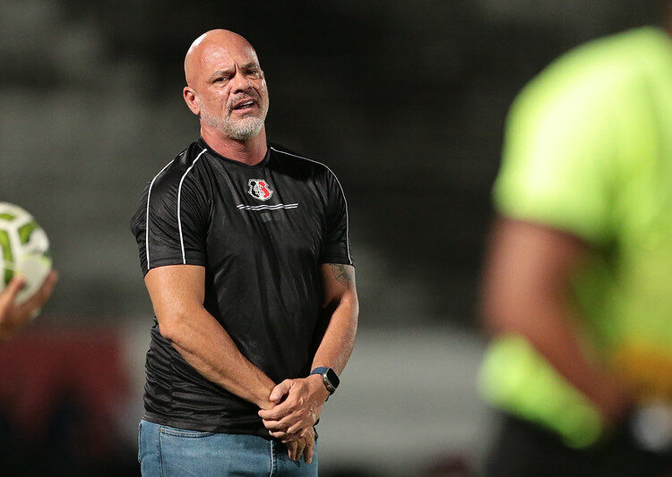 Fábio Cortez celebra vaga na semifinal e reconhece queda de rendimento do Santa Cruz