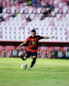 Gustavo Maia marca o gol da vitória do Sport contra o Retrô. Foto: Paulo Paiva/ Sport Recife.